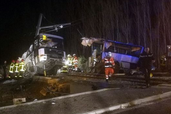 फ्रांस में रेलगाड़ी-बस की टक्कर में 4 की मौत