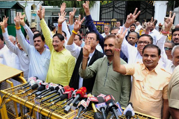 गुजरात के 44 विधायक कर्नाटक से लौटे