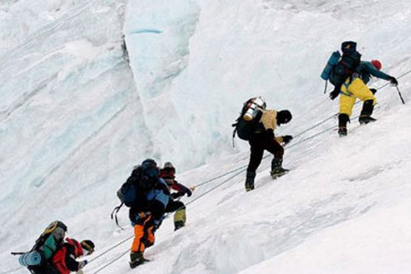 भारतीय महिला सहित 6 पर्वतारोहियों को एवरेस्ट से सुरक्षित निकाला गया
