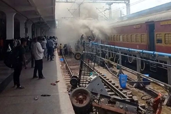 अग्निपथ विरोध : सिकंदराबाद स्टेशन पर हिंसा के बाद 72 ट्रेनें रद्द, यात्री परेशान
