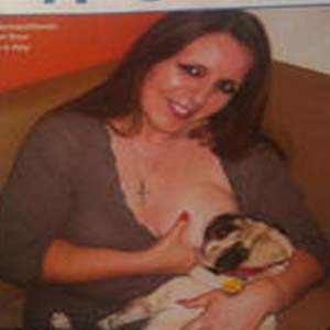 दो साल से कुत्ते के बच्चे को स्तनपान करा रही है महिला