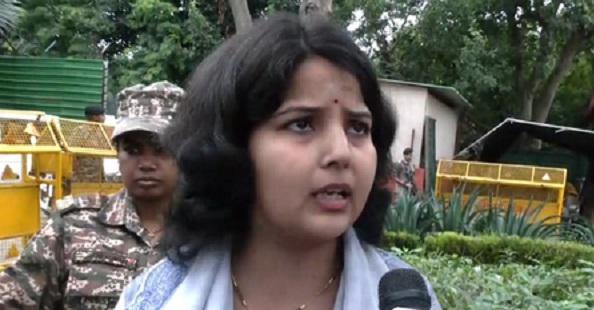 राहुल गांधी के आवास के बाहर महिला का विरोध प्रदर्शन, बोली- टिकट के बदले पैसे मांगे, हमें बेवकूफ बनाया