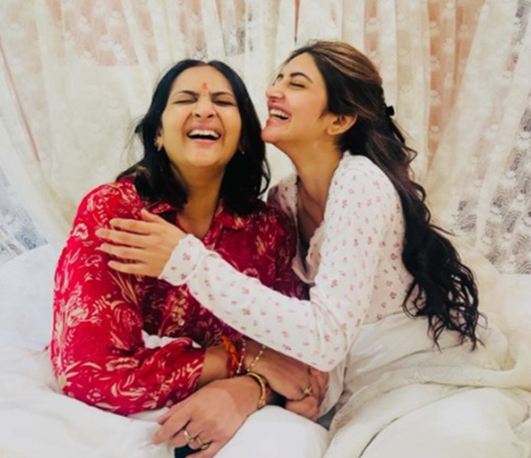 अभिनेत्री श्रीलीला ने मां को बताया अपना फुल टाइम एंटरटेनमेंट और सपोर्ट सिस्टम
