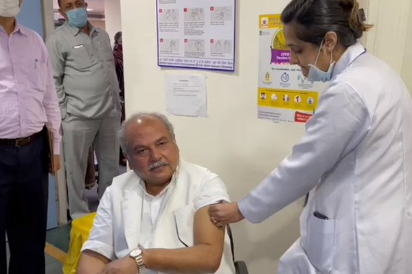कृषि मंत्री नरेंद्र तोमर ने RML में कोविड का पहला टीका लगवाया