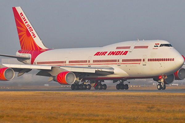 एयर इंडिया के विमान से नीचे गिरी एयर होस्टेस, गंभीर चोटें आईं 