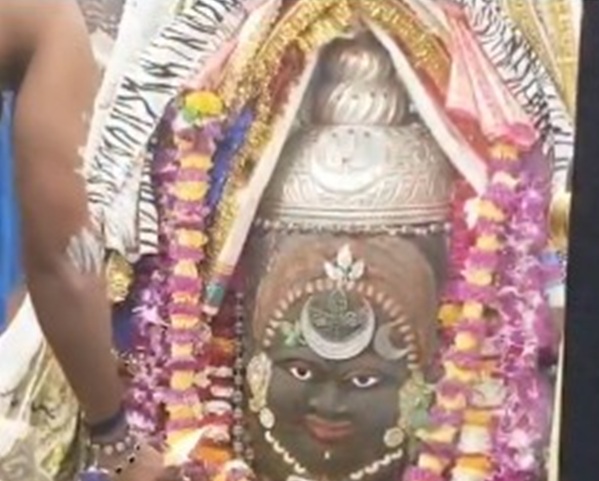 पंचामृत स्नान और भस्म लेपन के साथ बाबा महाकाल ने दिया भक्तों को आशीर्वाद
