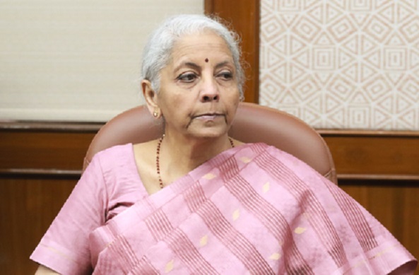 बैंक मिस-सेलिंग बंद करें, अपने मूल काम पर दें ध्यान: वित्त मंत्री सीतारमण