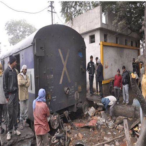 मंदिर में जा घुसी ट्रेन, आधा दर्जन घायल