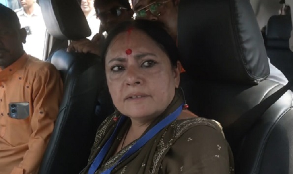बंगाल: आसनसोल में भाजपा प्रत्याशी की कार पर हमला, अग्निमित्रा पॉल बोलीं- मुसलमान टीएमसी की निजी संपत्ति नहीं