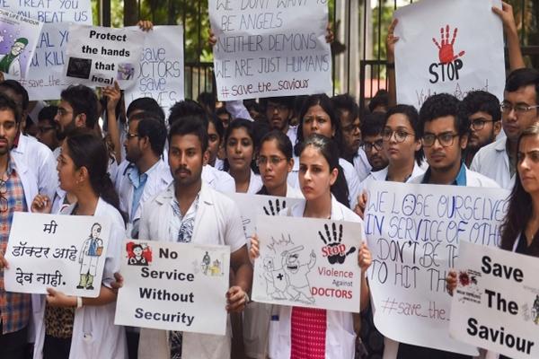 पश्चिम बंगाल में डॉक्टरों ने सामूहिक इस्तीफा दिया