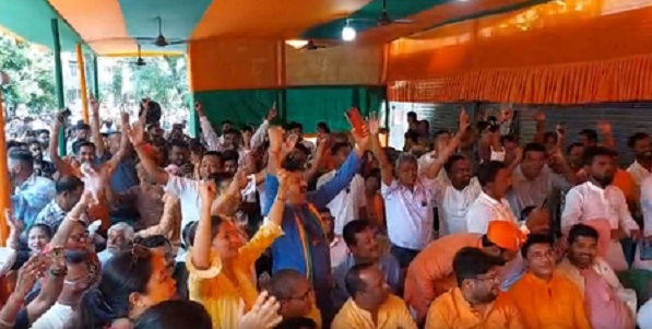 बंगाल चुनाव : रुझानों में चार जिलों में टीएमसी का खाता तक नहीं खुला