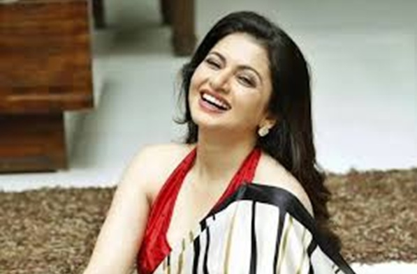 भाग्यश्री ने किशोर कुमार के गाने से दी समाज की कड़वी बातों को नजरअंदाज करने की सलाह
