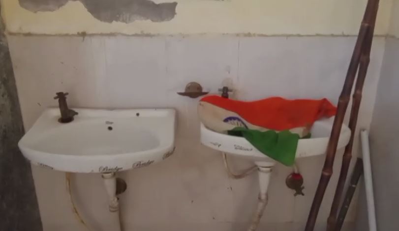भरतपुर: भुसावर कस्बे में तिरंगे का अपमान,नगर पालिका के शौचालय में मिला तिरंगा झंडा 