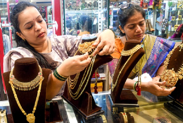 सोने-चांदी में बड़ी गिरावटः करीब 14,500 रुपए तक घटे दाम