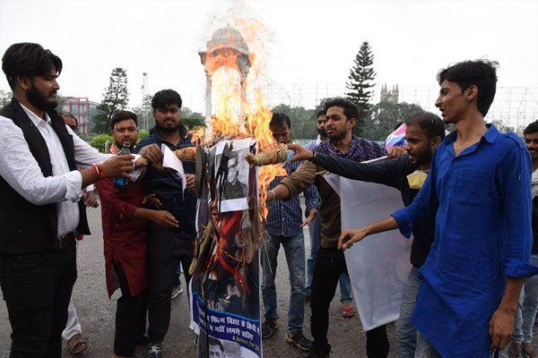 बिहार : जन अधिकार छात्र परिषद ने सलमान खान, करण जौहर का पुतला फूंका