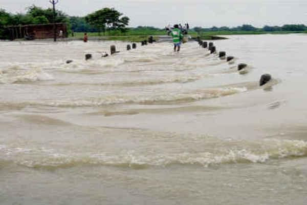 बिहार की नदियों में उफान जारी, बाढ़ से 30 प्रखंड प्रभावित