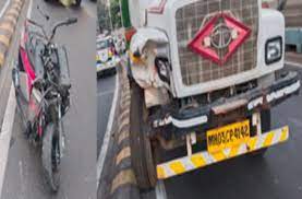 मुंबई फ्लाईओवर पर बाइक और ट्रक की टक्कर, तीन की मौत