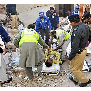 कराची में धमाका, दो पुलिसकर्मियों की मौत