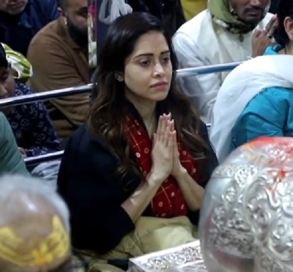 बॉलीवुडः नुसरत भरूचा ने बाबा महाकाल के दरबार में टेका मत्था, भस्म आरती में हुईं शामिल