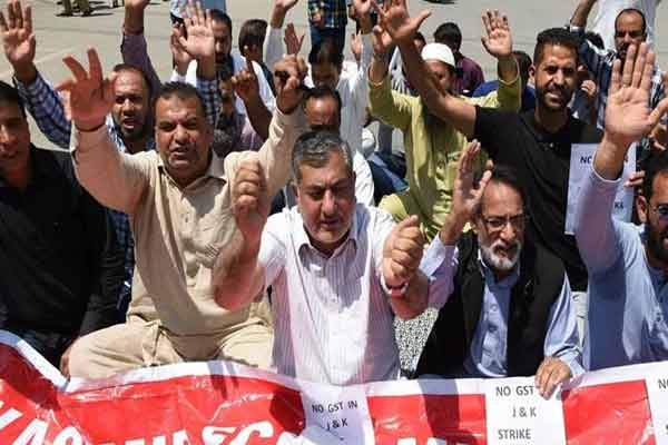 श्रीनगर में जीएसटी का विरोध कर रहे व्यापारी हिरासत में