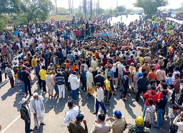 मथुरा हंगामे पर एसएसपी श्लोक कुमार ने कहा, बाहरी लोगों ने फैलाई थी अफवाह, सड़क दुर्घटना में हुई फरसा बाबा की मौत
