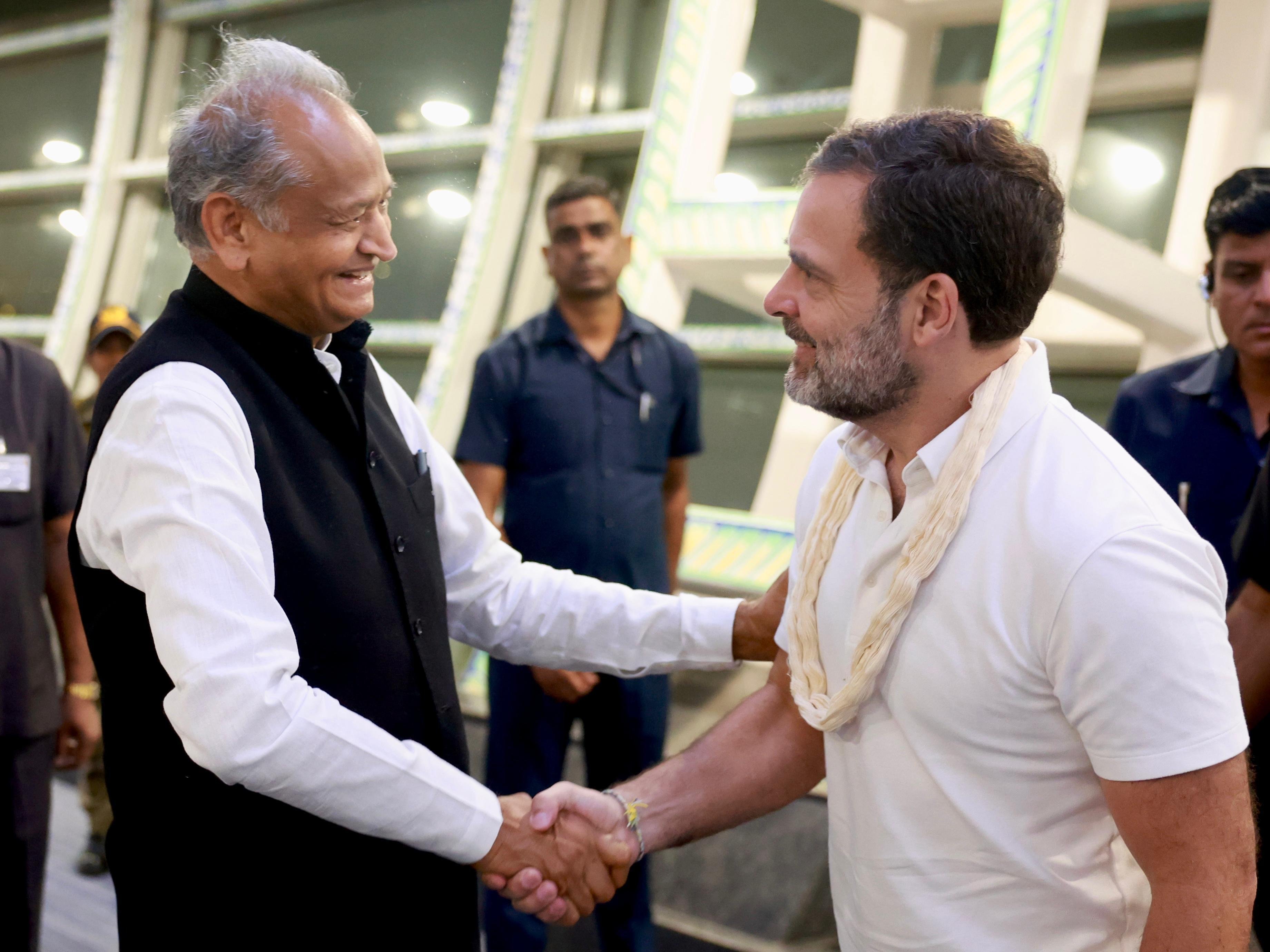 कांग्रेस सांसद राहुल गांधी जयपुर पहुंचे, CM गहलोत ने उनका स्वागत किया