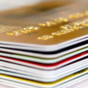 क्रेडिट कार्ड में लोगों की रूचि घटी, प्रीमियम कार्ड में बढी