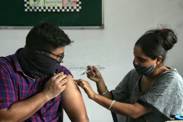 कोविड मामलों में दूसरे दिन आई गिरावट, अब तक करीब 70 करोड़ लोगों का टीकाकरण