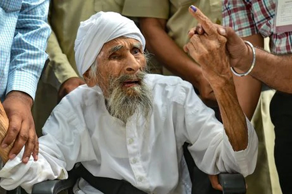 दिल्ली के सबसे बुजुर्ग मतदाता का 111 की उम्र में निधन