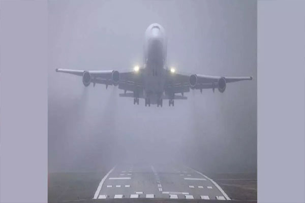 दिल्ली घने कोहरे की चादर में लिपटी: एयरपोर्ट पर कोहरे के कारण 30 उड़ानों में देरी