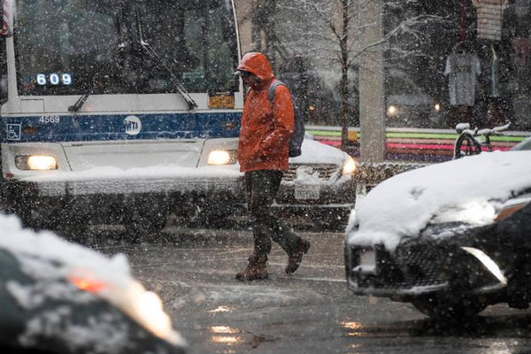 न्यूयॉर्क में बर्फबारी से यातायात बाधित