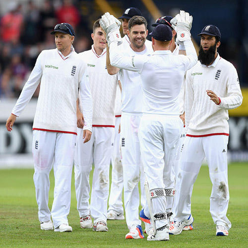 पहला टेस्ट : इंग्लैंड ने श्रीलंका को दी करारी मात