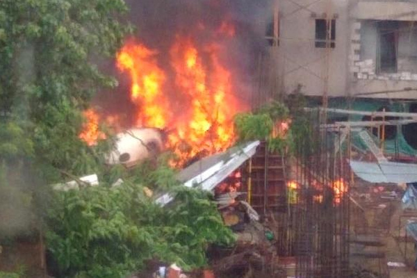 मुंबई : घाटकोपर इलाके में चार्टर्ड विमान दुर्घटनाग्रस्त, 5 मरे