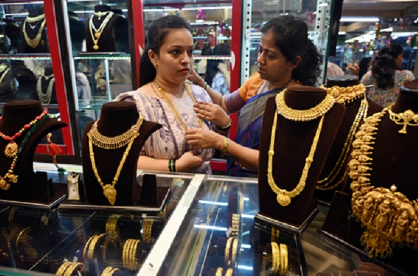 वैश्विक अनिश्चितताओं के चलते सोने-चांदी की कीमतें धड़ाम, हफ्ते भर में गोल्ड करीब 3.3 प्रतिशत तो सिल्वर 7.8 प्रतिशत फिसली