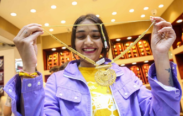 सोना ऑल-टाइम हाई के करीब, चांदी की कीमत फिर 2.42 लाख रुपए के पार 