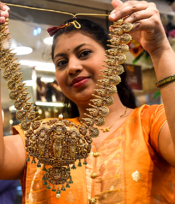 सोने की रिकॉर्ड छलांग, कीमत पहली बार 1.75 लाख रुपए प्रति 10 ग्राम के पार 