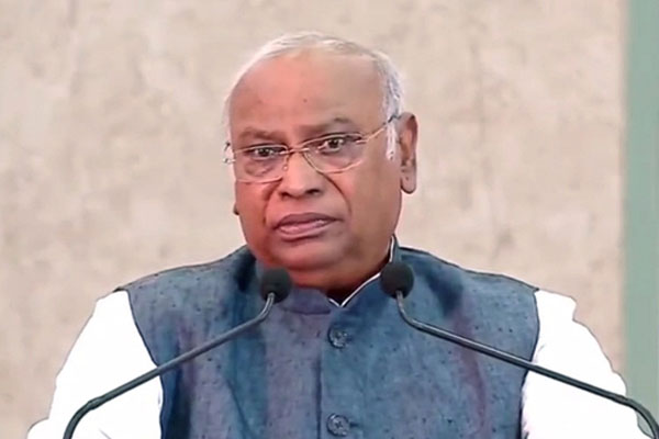 विपक्ष की आवाज दबा रही सरकार: खड़गे