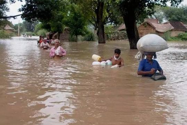 बिहार में बाढ का संकट गहराया, अब तक 102 लोगों की मौत