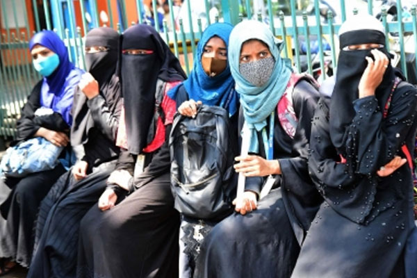 हिजाब विवाद : कर्नाटक में हिजाब पहनने पर 6 छात्राएं निलंबित, 12 वापस भेजी गईं