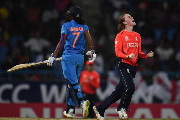 महिला टी-20 विश्व कप : भारत को हराकर फाइनल में पहुंचा इंग्लैंड