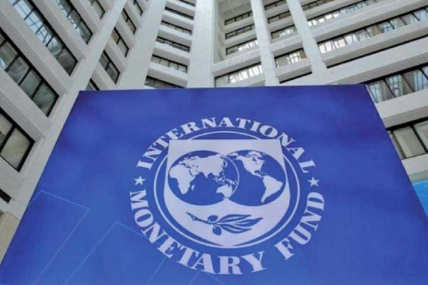 IMF ने पाकिस्तान से सरकारी कर्मचारियों का वेतन फ्रीज करने को कहा