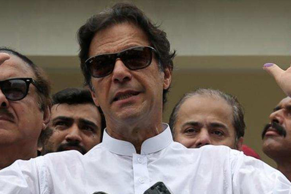 इमरान खान ने पाकिस्तान के 22वें प्रधानमंत्री के रूप में शपथ ली