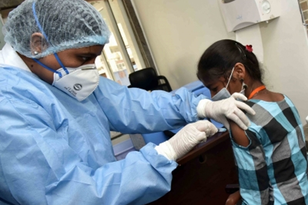 मध्य प्रदेश में 53 फीसदी आबादी को लगा वैक्सीन का पहला डोज
