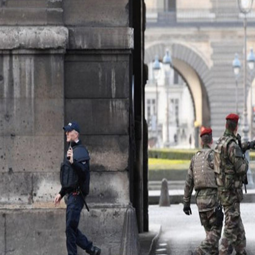 पेरिस में अनजान शख्स ने सैनिक पर किया चाकू से हमला