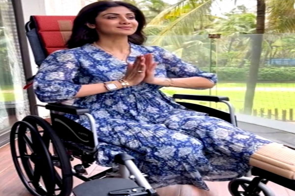 पैर टूटने के बाद भी शिल्पा शेट्टी ने नही छोड़ा अपना योगाभ्यास