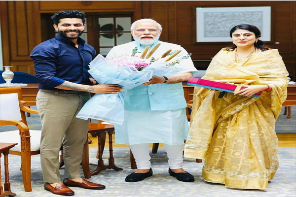 भारतीय क्रिकेटर रवींद्र जडेजा ने पीएम मोदी से की मुलाकात