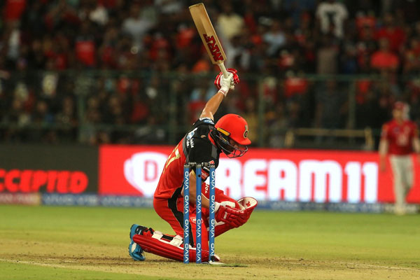 IPL 12 : AB डिविलियर्स, स्टोयनिस की विस्फोटक बल्लेबाजी, RCB ने 202 रन बनाए