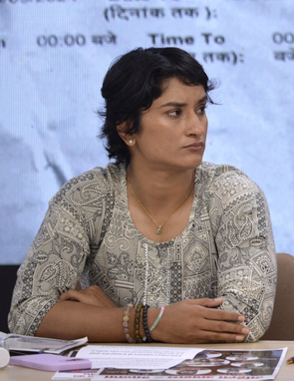 खिलाड़ी अब सरकार की प्राथमिकता नहीं रहे, यह बेहद अफसोस की बात है : विनेश फोगाट