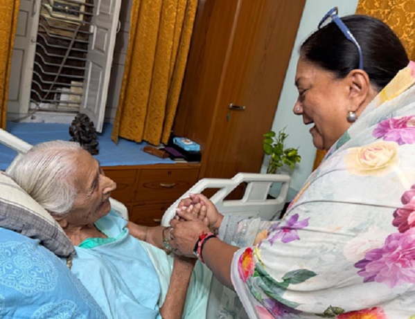 जयपुर : वसुंधरा राजे ने 97 वर्षीय पूर्व स्पीकर सुमित्रा सिंह से मुलाकात की, पुराने दिन आए याद
