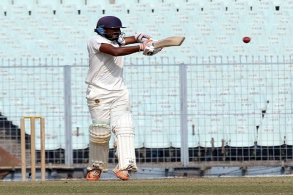 घरेलू मैदान पर 9,000 रन और 600 विकेट हासिल करने वाले तीसरे भारतीय बने जलज सक्सेना